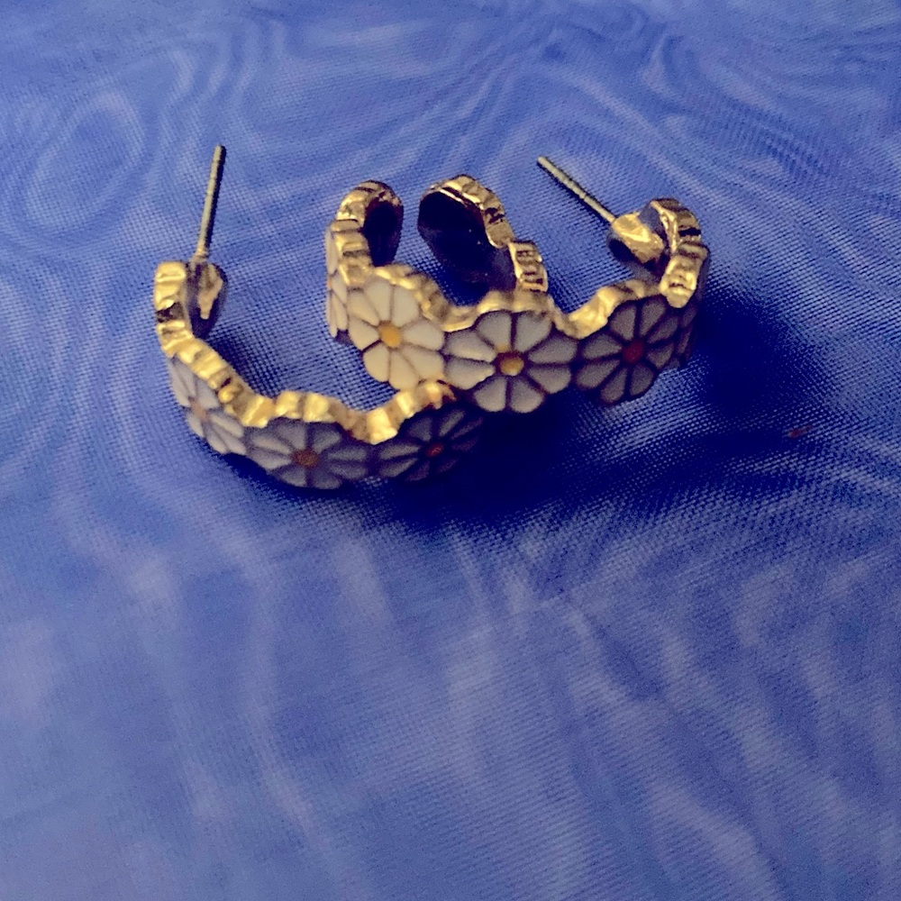 White Daisy Chain Open Hoop Enamel Fashion Earrings